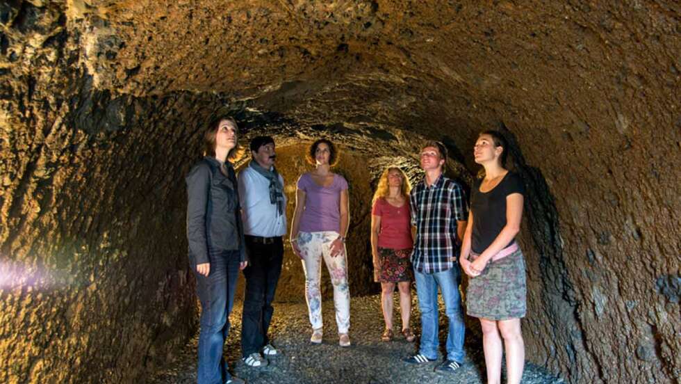 Menschen in Höhle