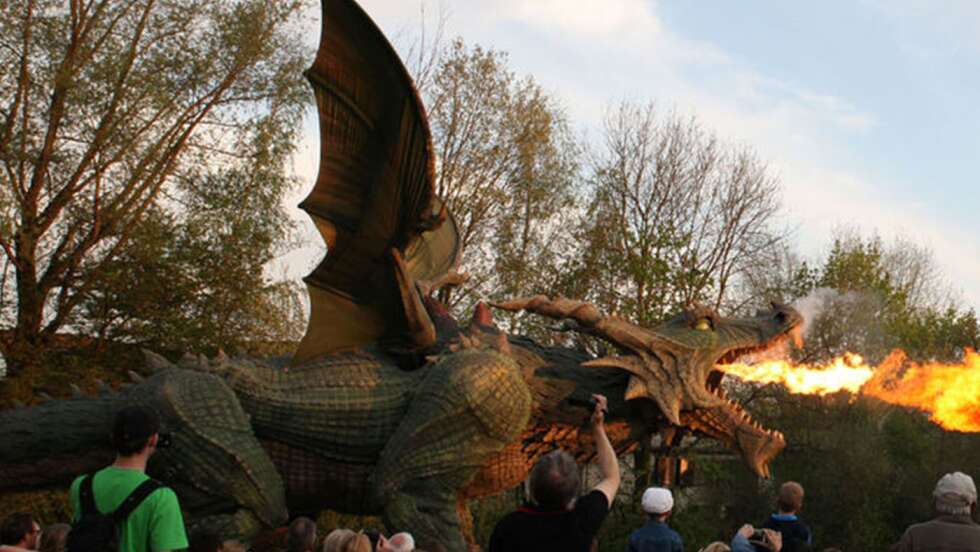 Menschen vor Drachen