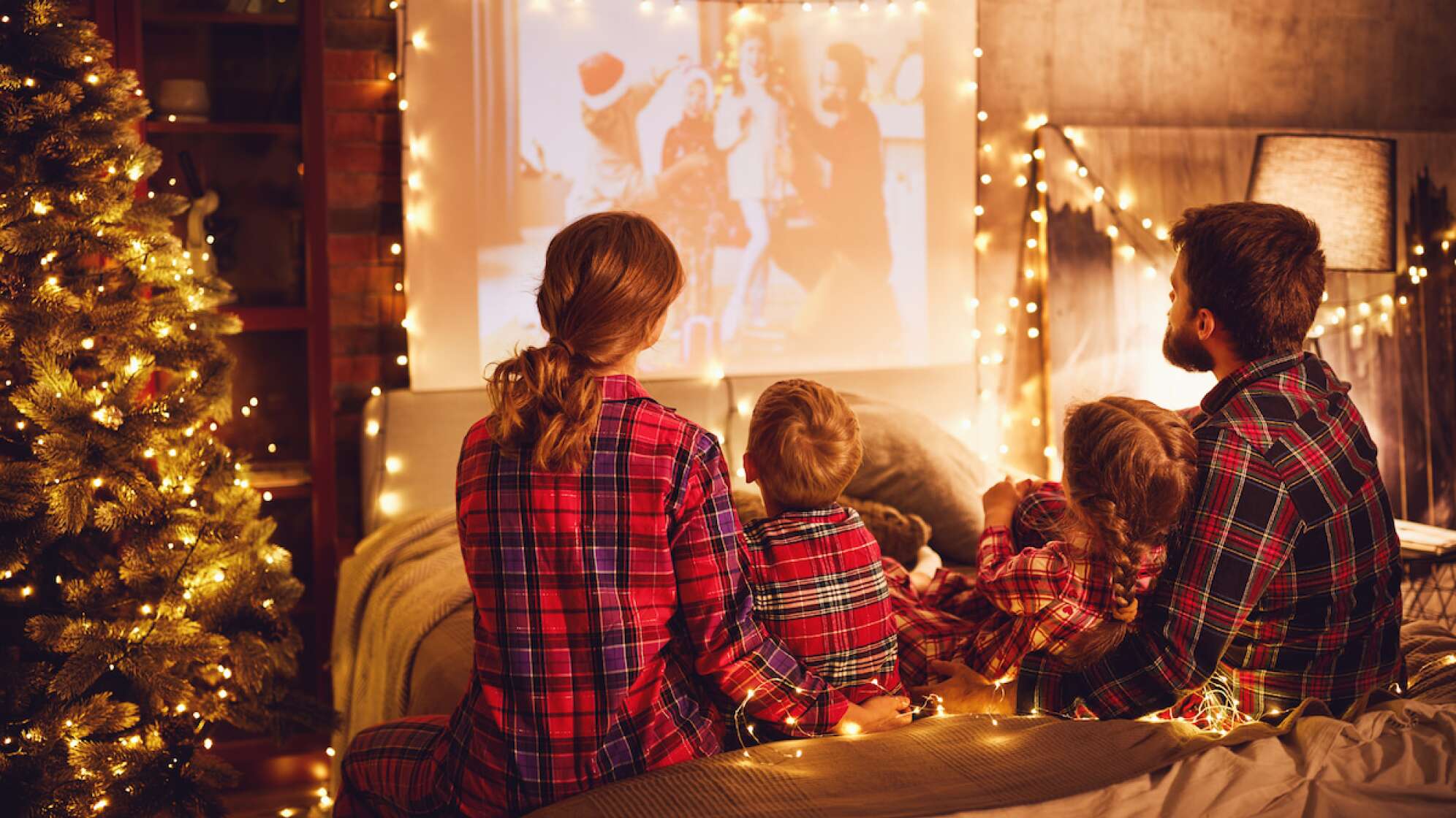 Familie schaut Weihnachtsfilm