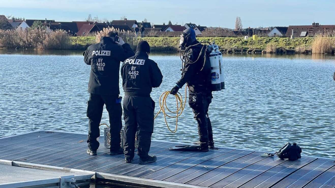 Polizisten bei der Suche nach der Vermissten.