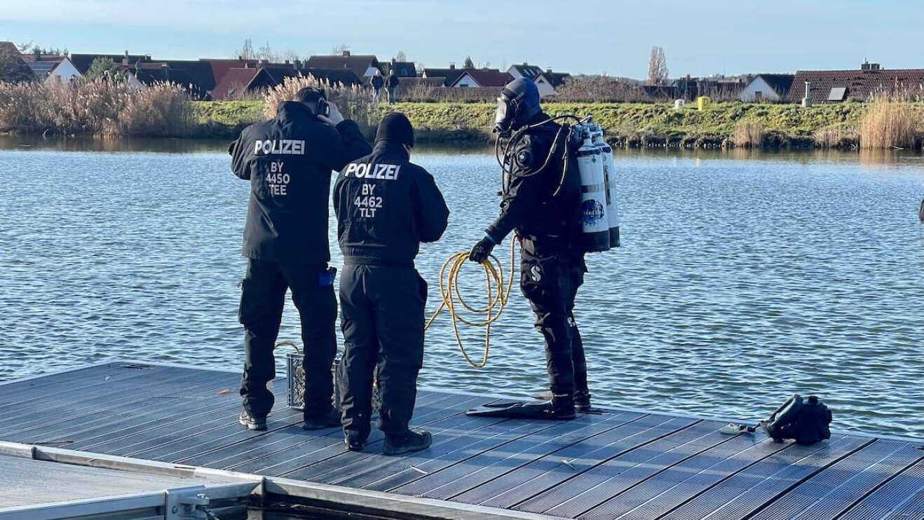 Polizisten bei der Suche nach der Vermissten.
