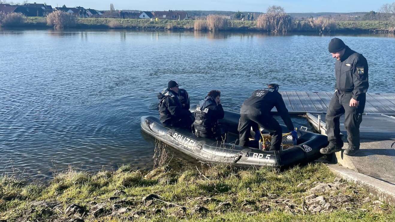 Polizisten bei der Suche nach der Vermissten.