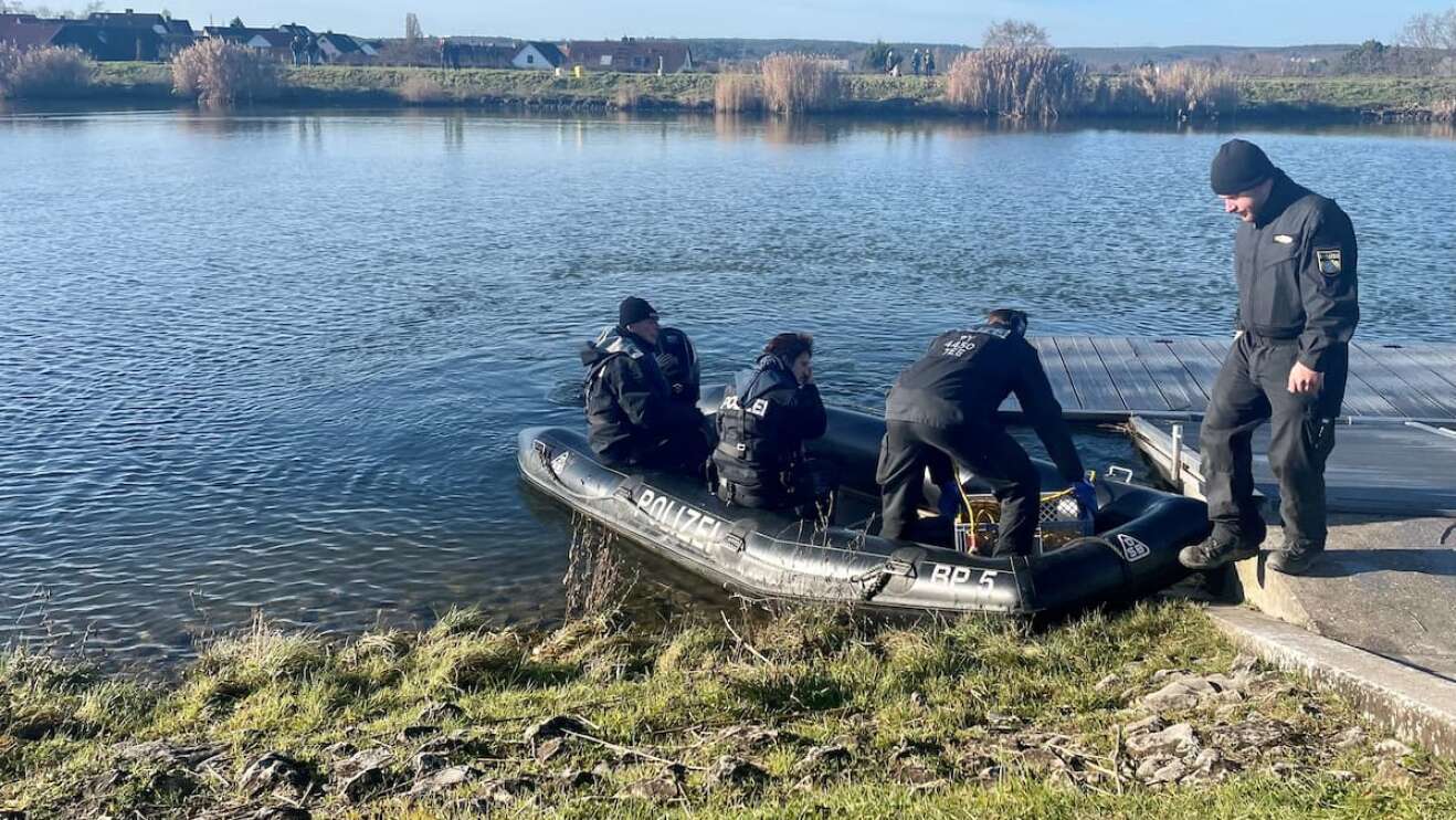 Polizisten bei der Suche nach der Vermissten.