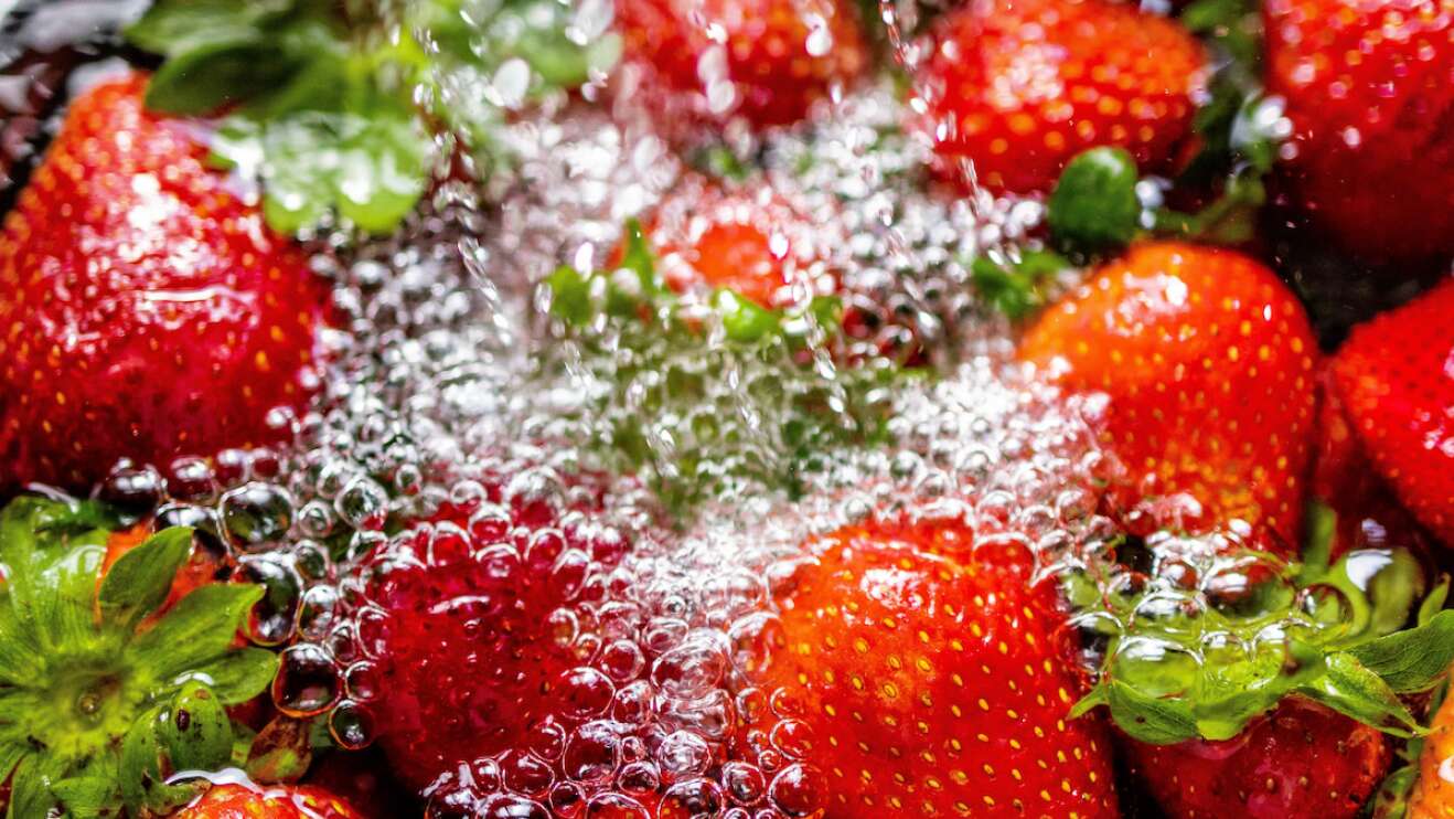 Erdbeeren unter Wasser