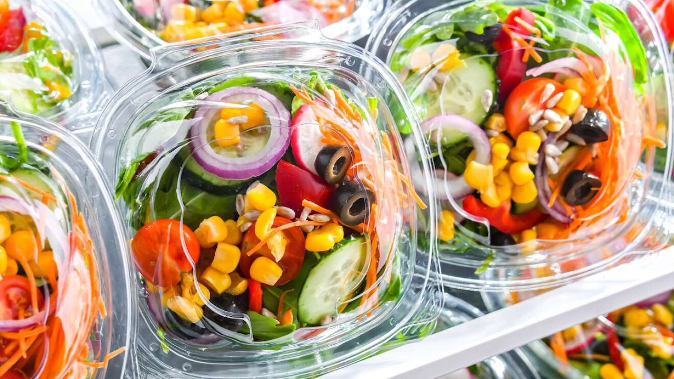 Abgepackte Salate in Kühlregal