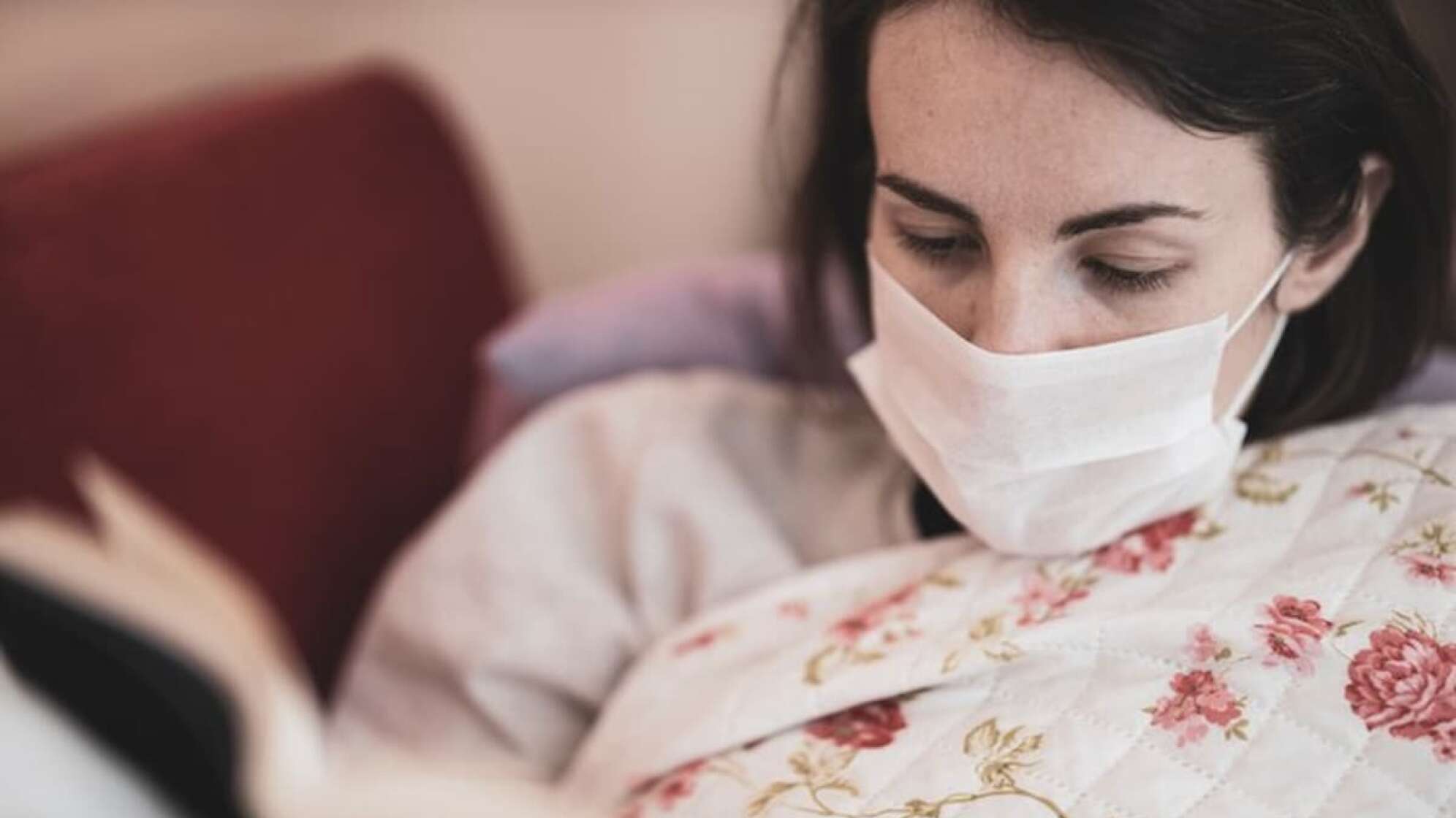 Frau mit Maske im Bett