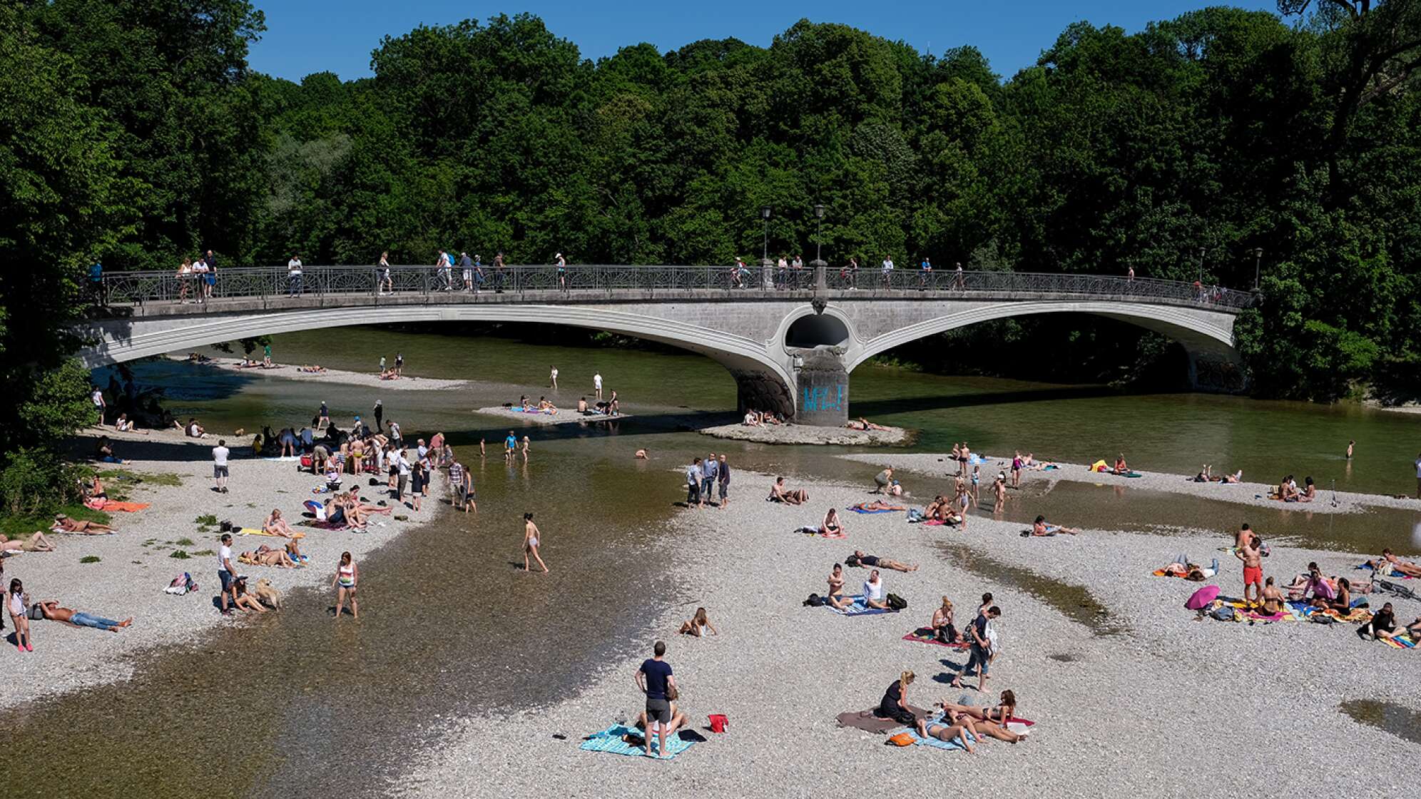 Menschen im Sommer an einem Fluss