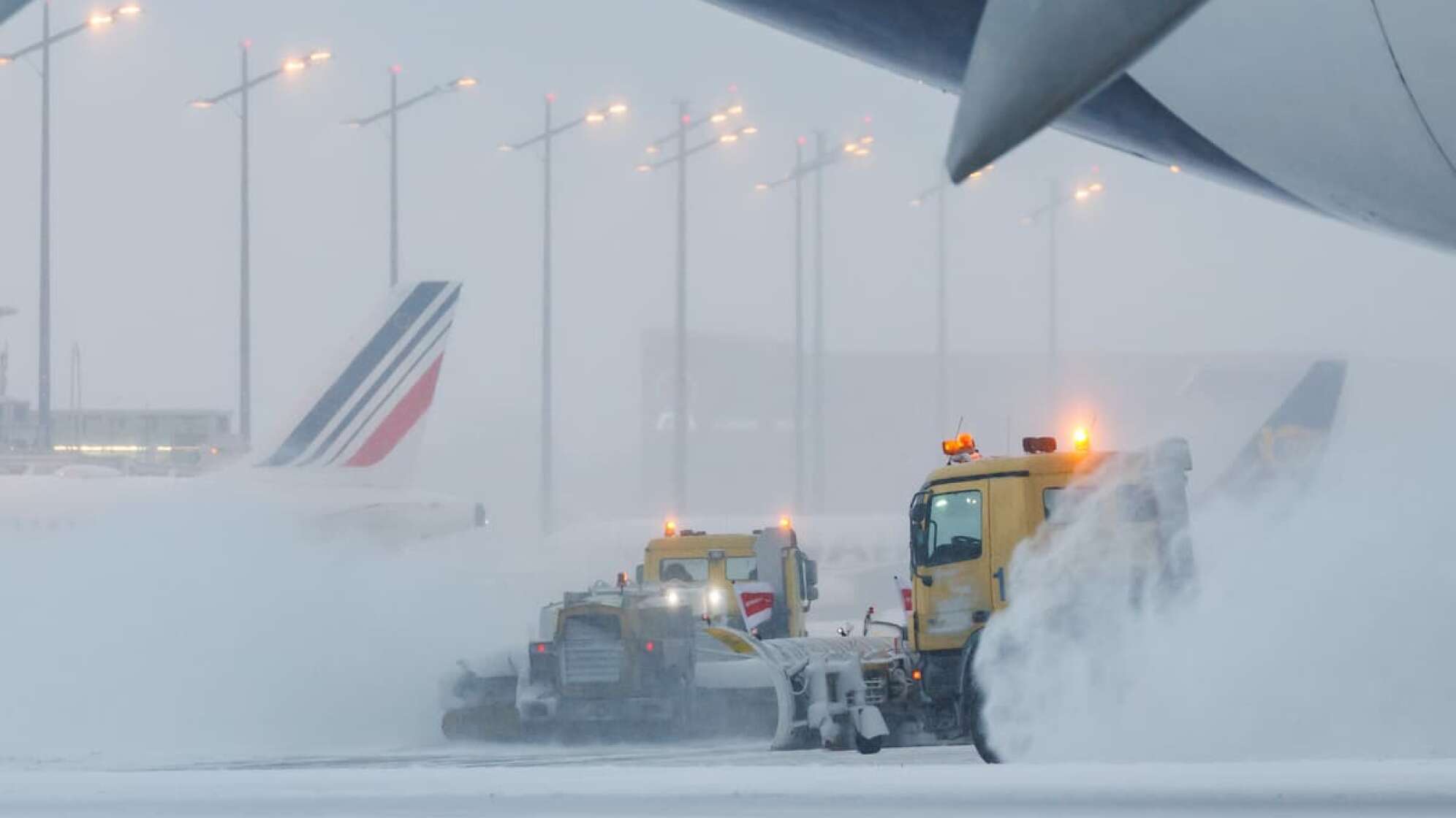 Schneeräumen am Flughafen