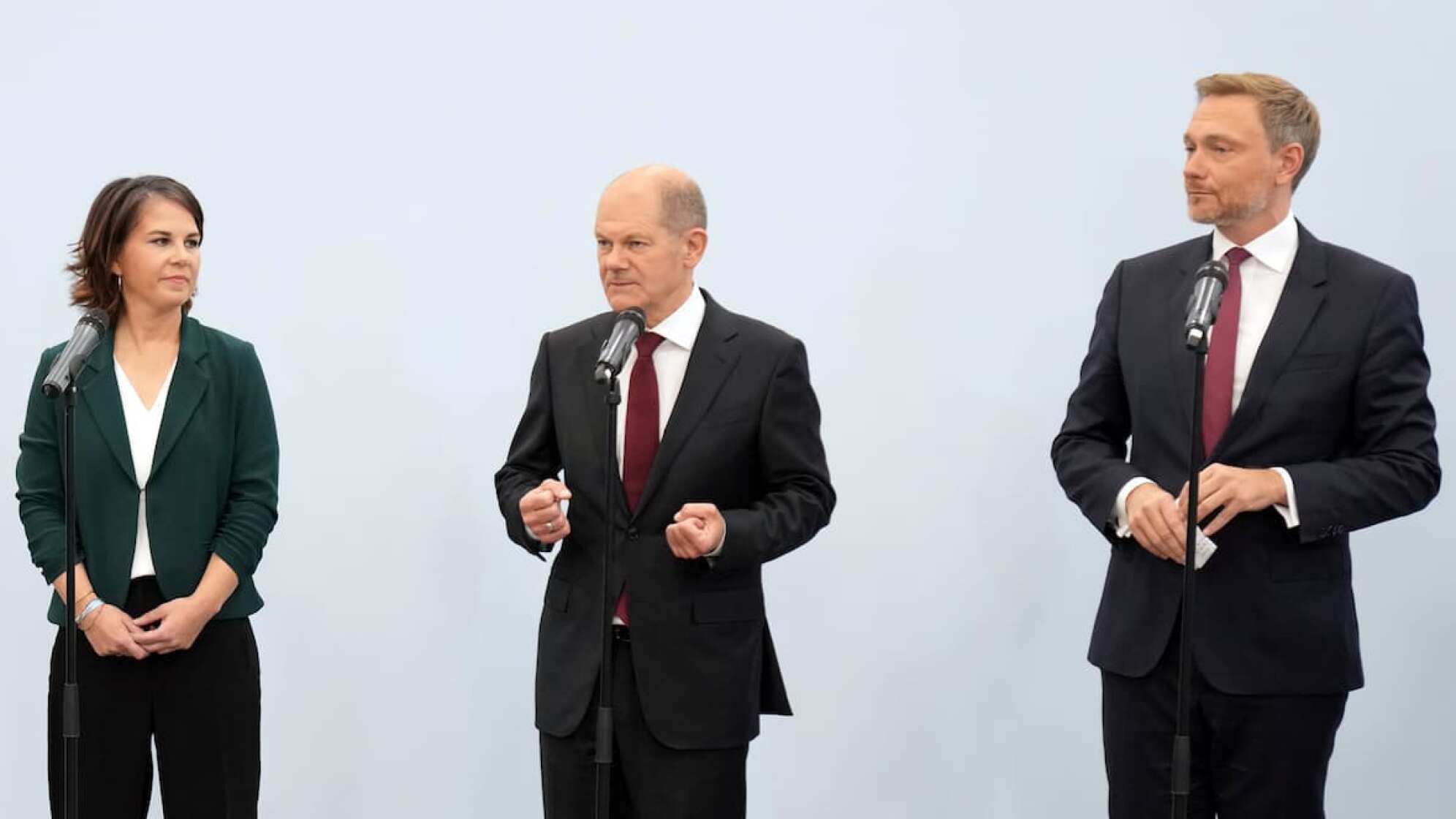 Annalena Baerbock, Olaf Scholz und Christian Lindner von den Mikrofonen.