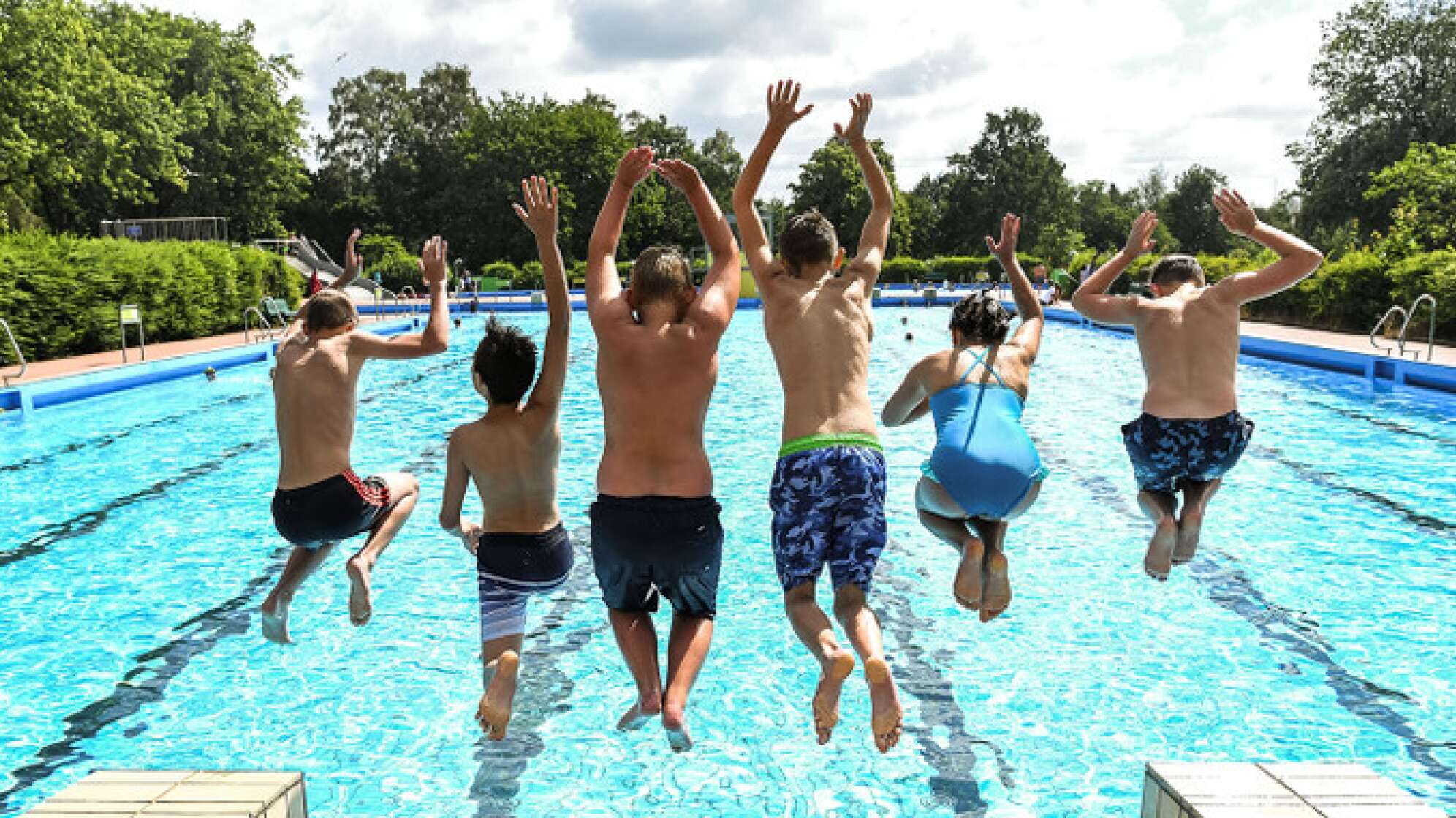 Kinder springen in Pool
