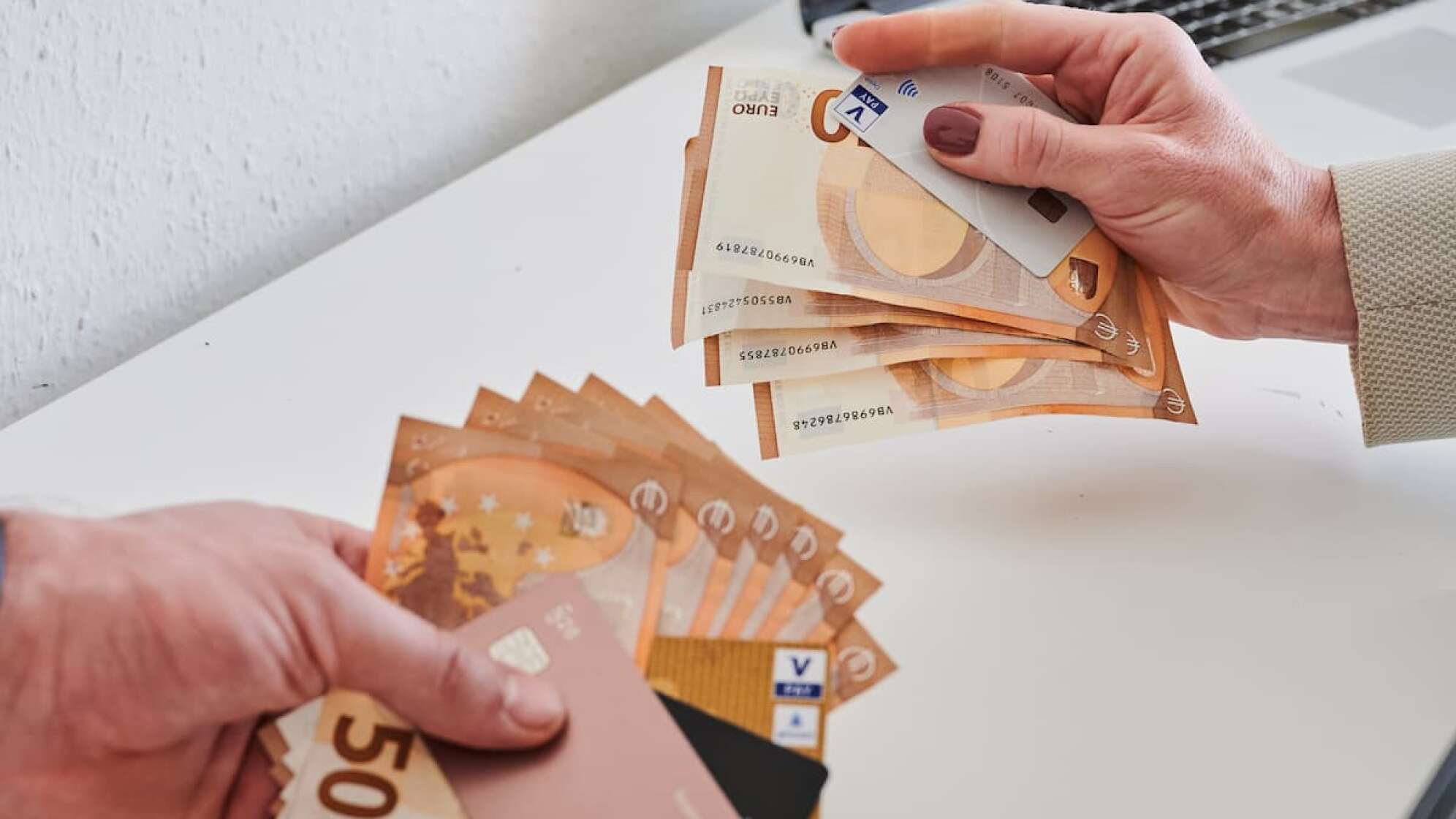 Geldscheine und Bankkarten