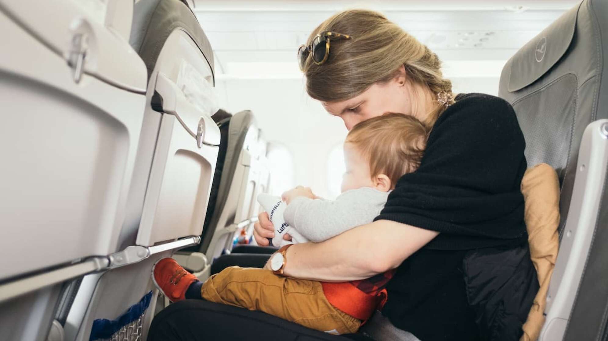 Mutter und Kind sitzen im Flugzeug.