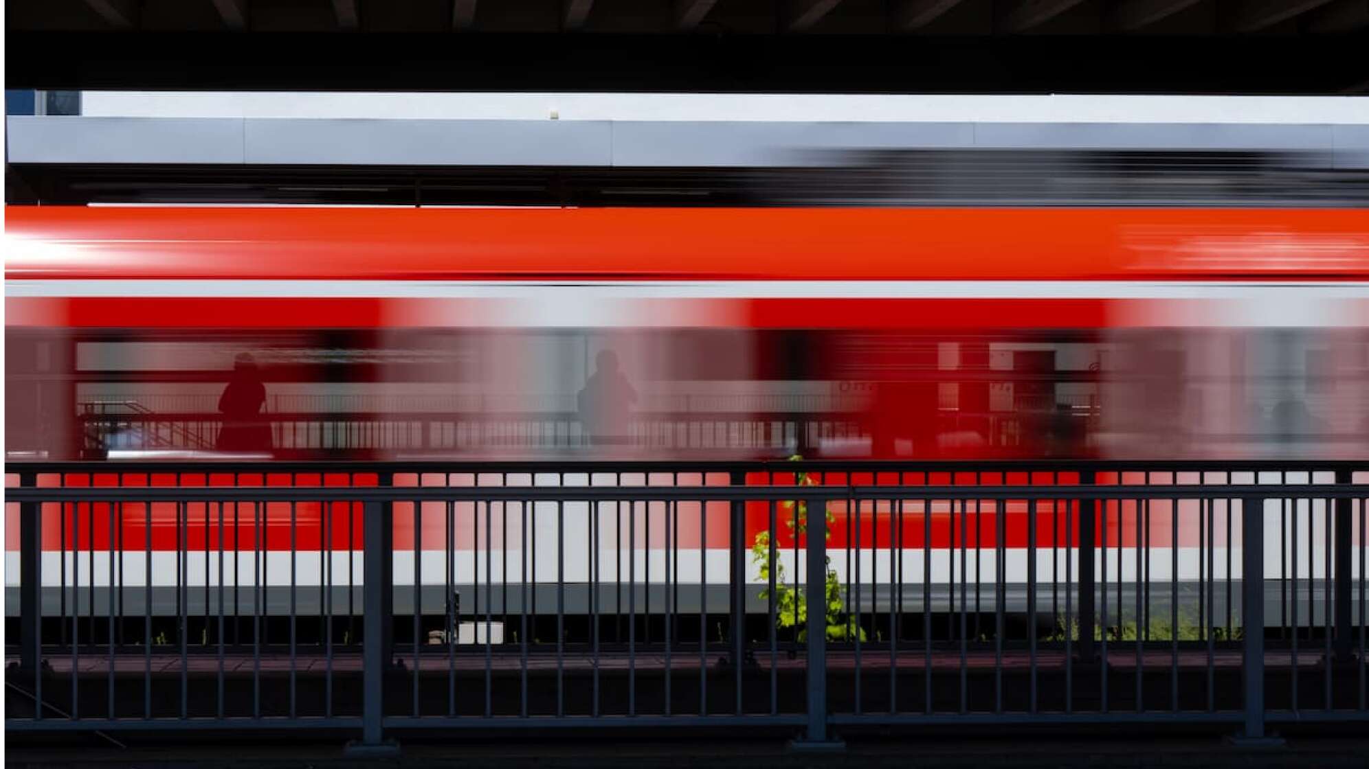 Eine fahrende S-Bahn.