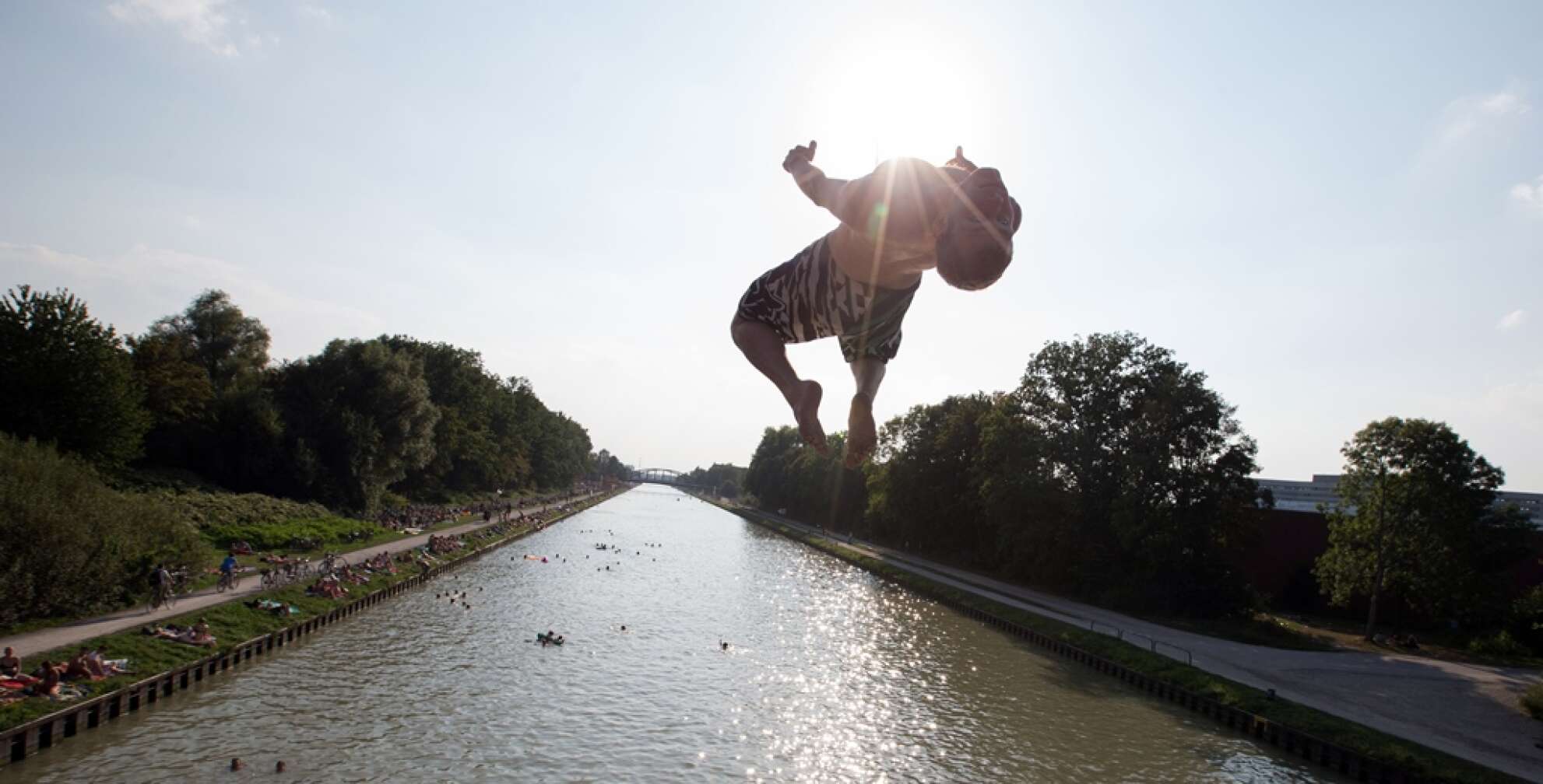 Junge springt in den Fluss