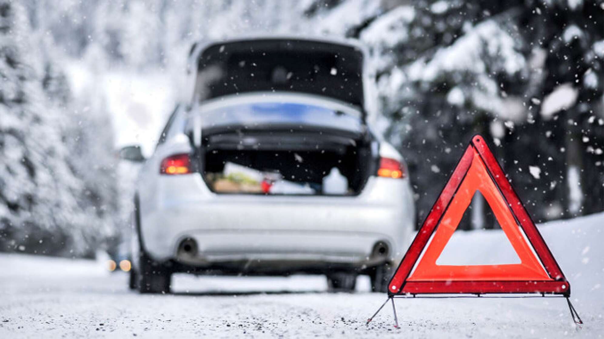 Ein PKW mit einer Panne im Schnee.