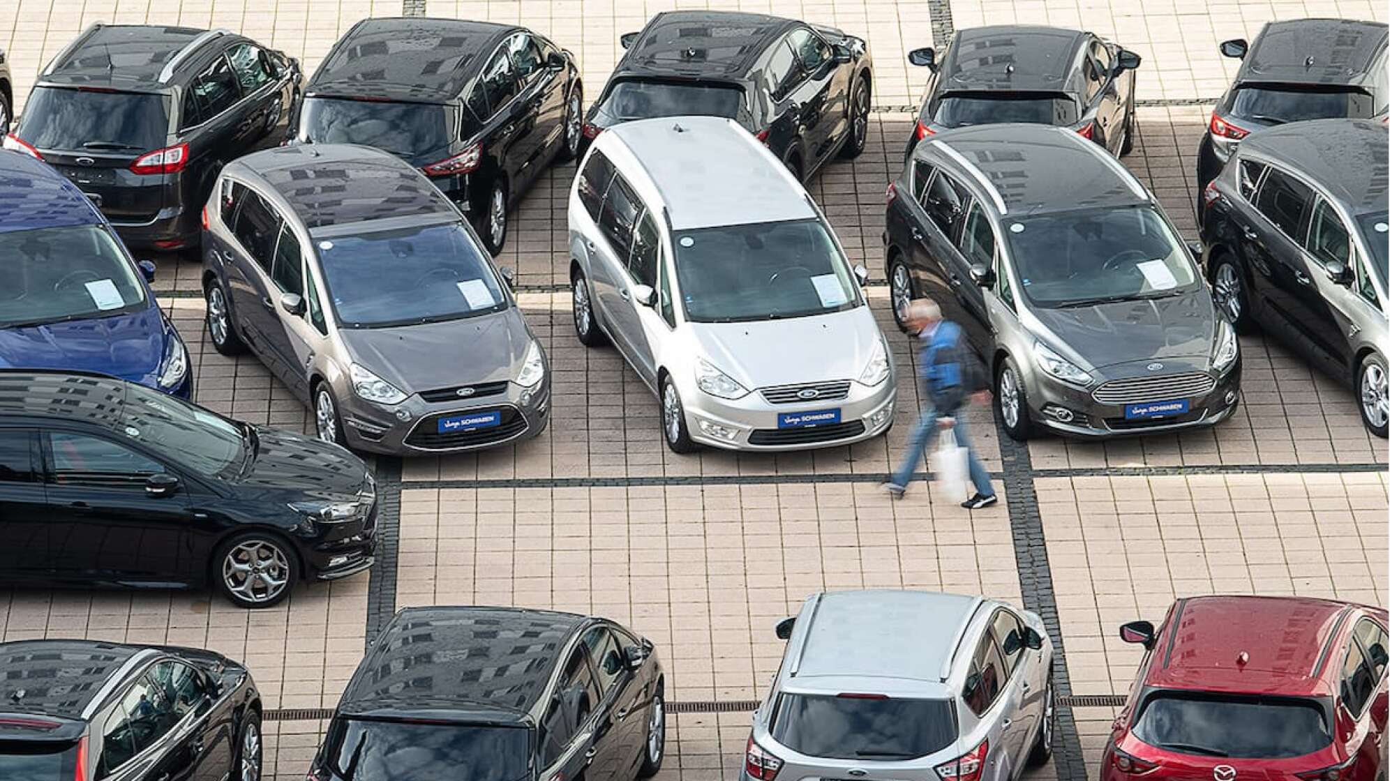 Eine Reihe von Gebrauchtwagen stehen zum Verkauf.