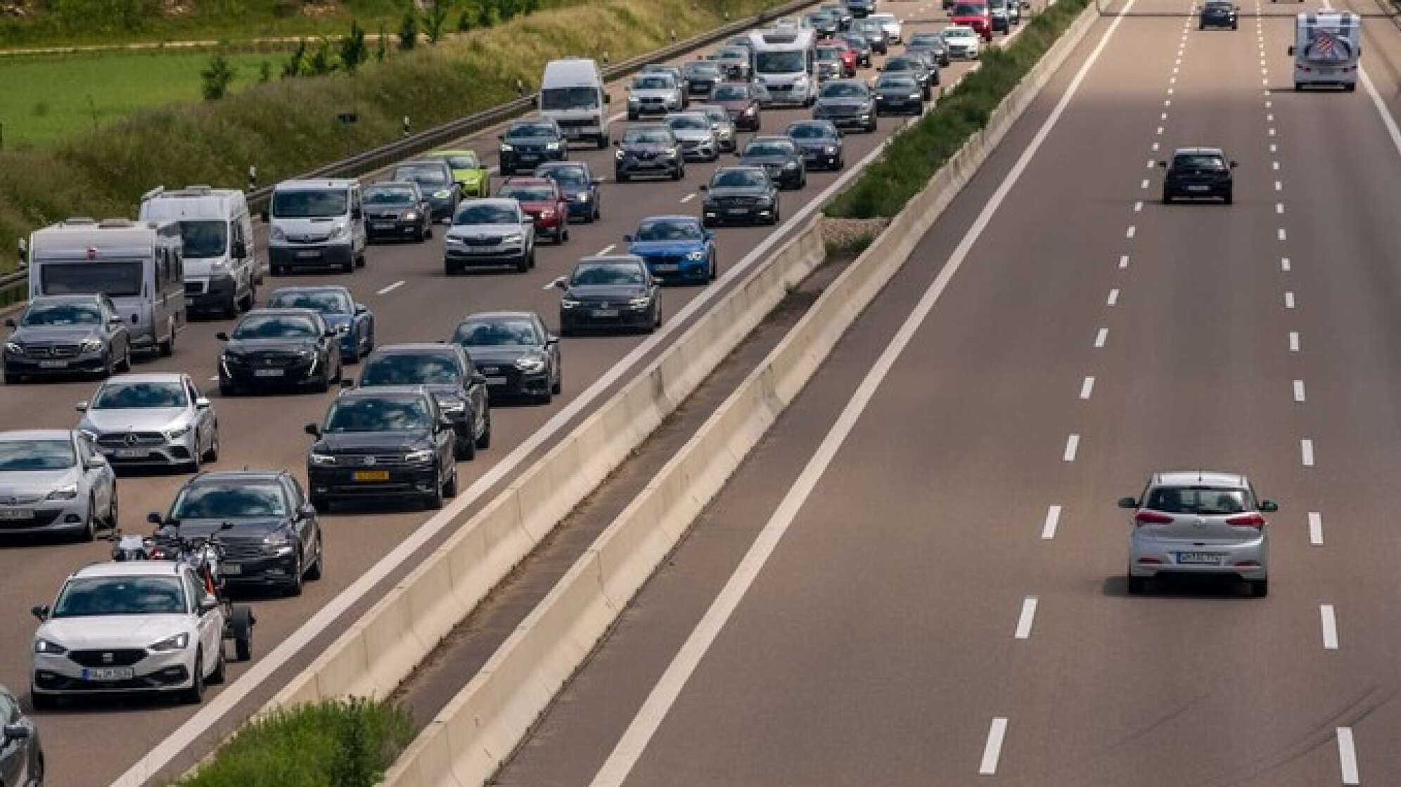 Fahrzeuge fahren auf der Autobahn.