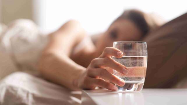 Expertin: Darum solltet ihr nach dem Aufstehen kein Glas Wasser trinken