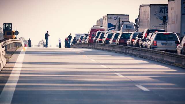 Stau auf der Autobahn und ihr müsst aufs Klo? Darauf müsst ihr achten