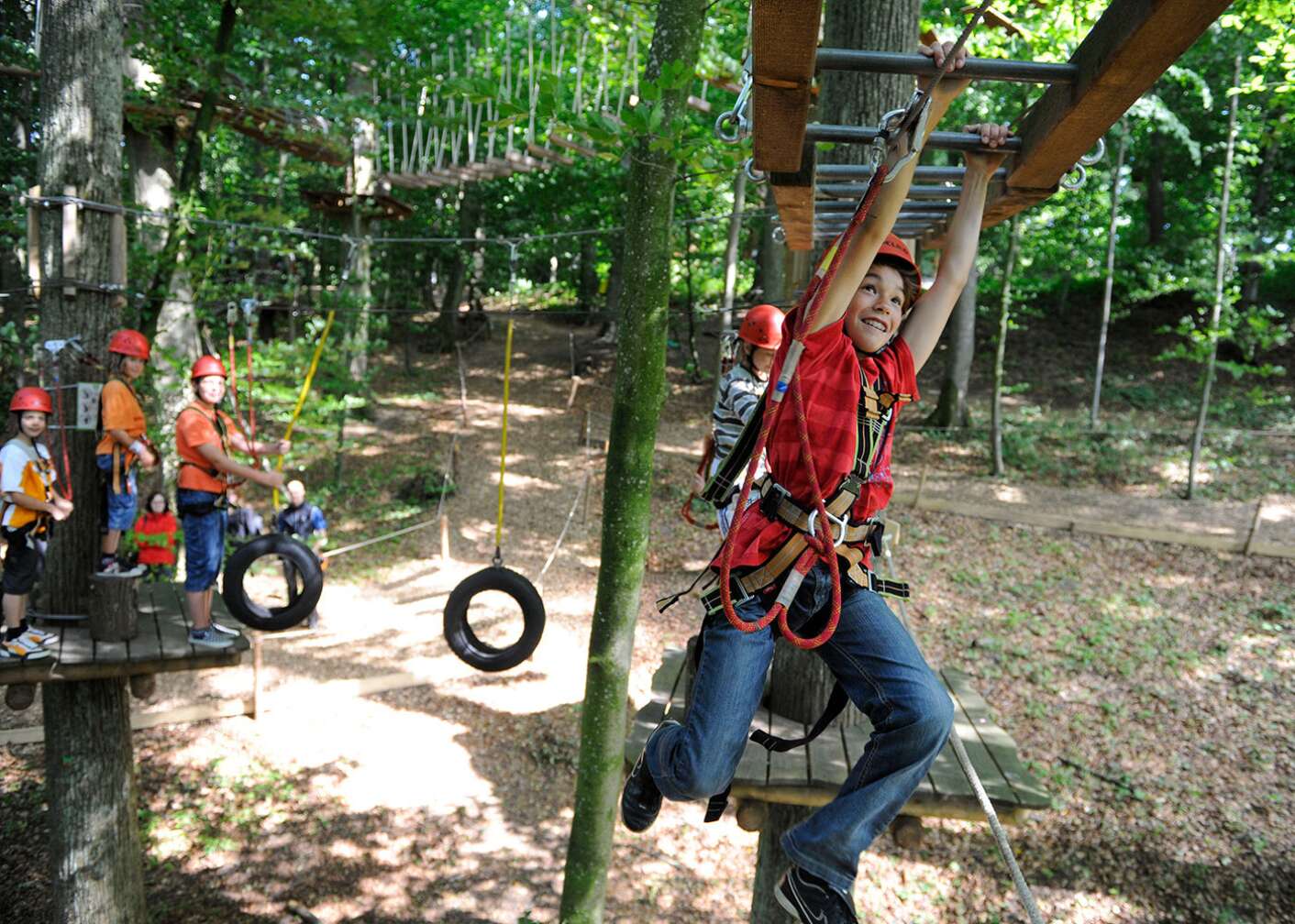 Kind hangelt sich im Park entlang