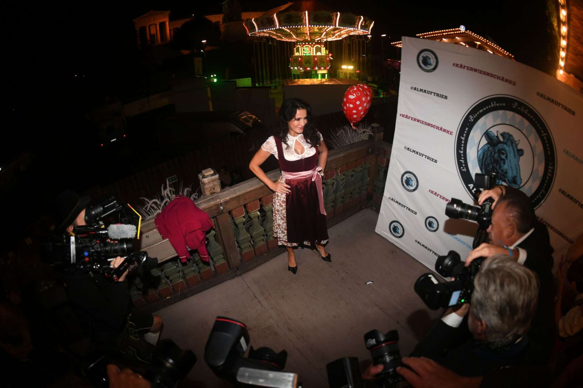 «Almauftrieb» 25 Jahre Promis in Dirndl und Lederhosen