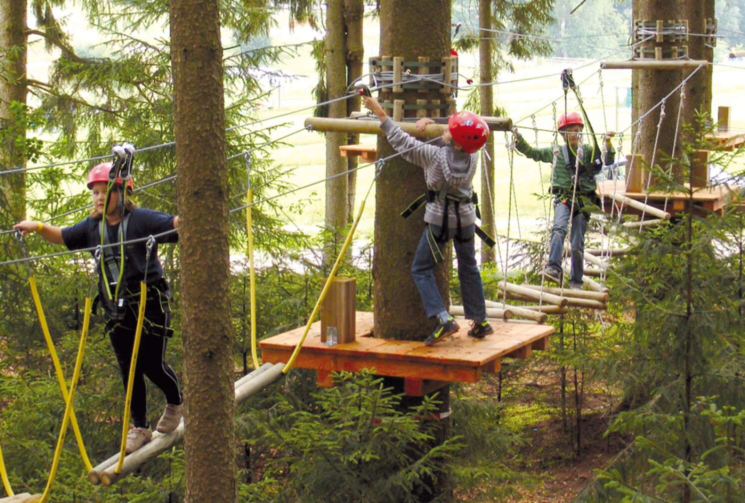 Kinder im Kletterpark