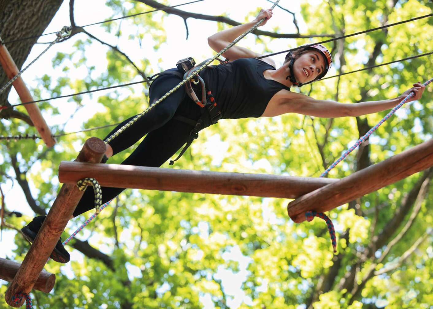 Frau im Kletterpark