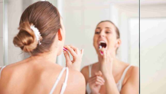 So werden eure Zähne wieder weiß