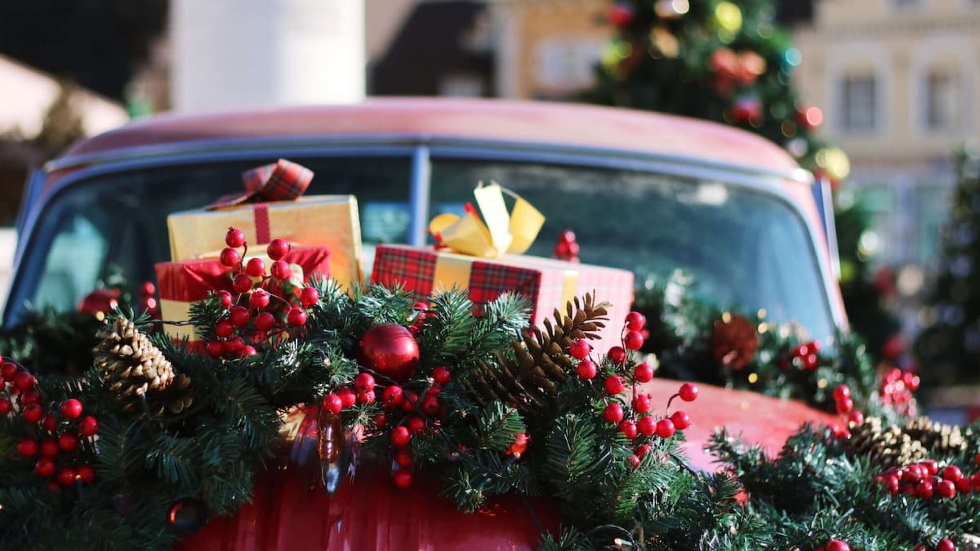 Ein weihnachtlich geschmücktes Auto.