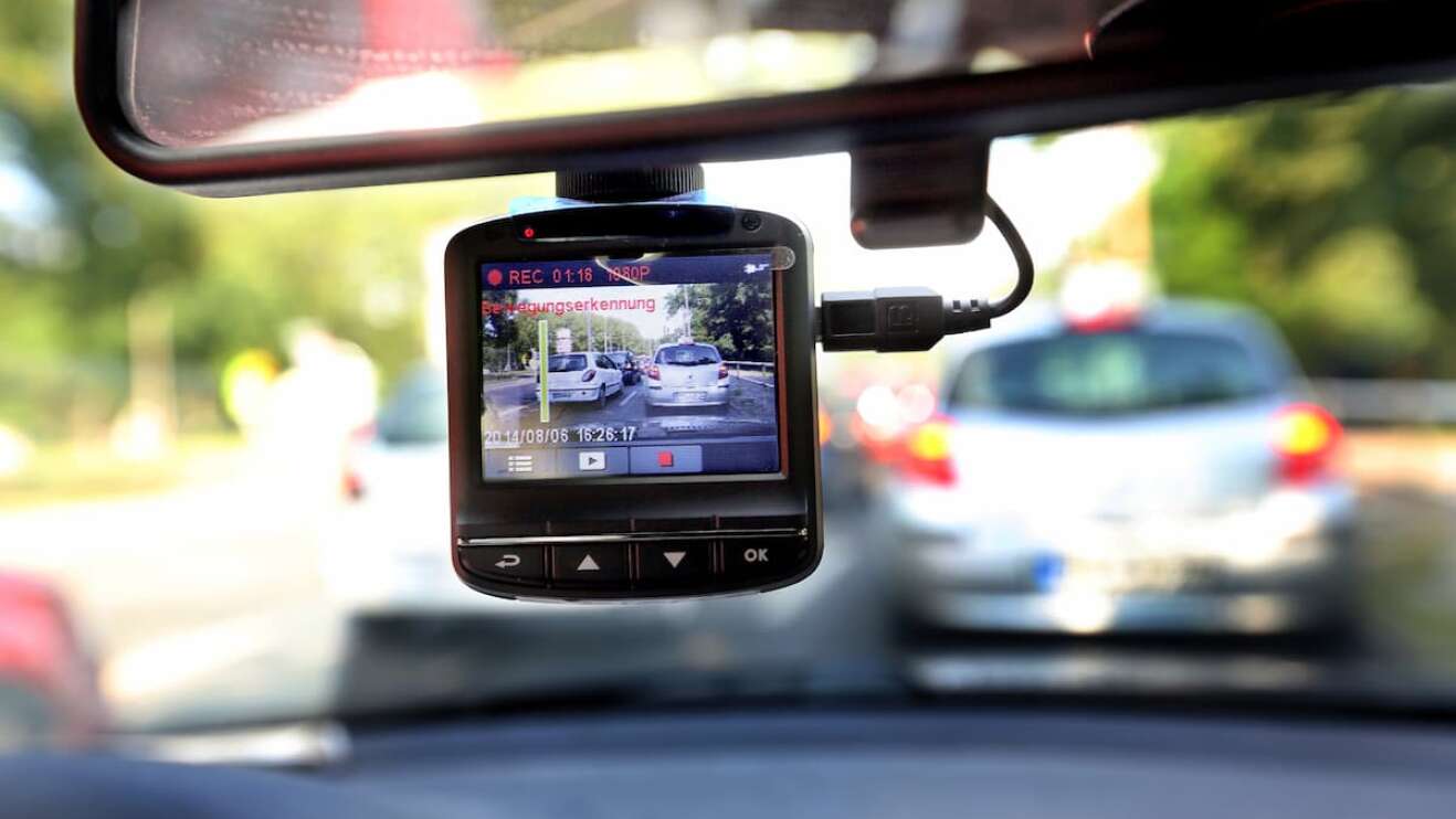 Eine Dashcamp hängt im Auto.