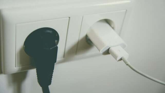 Ladekabel: So viel kostet es mehr, wenn ihr es in der Steckdose lasst