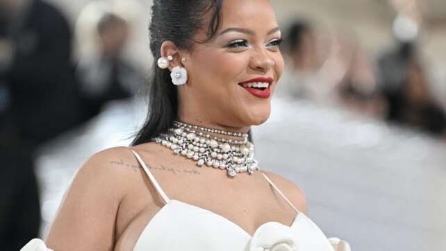 Rihanna stellt Söhnchen Riot Rose vor
