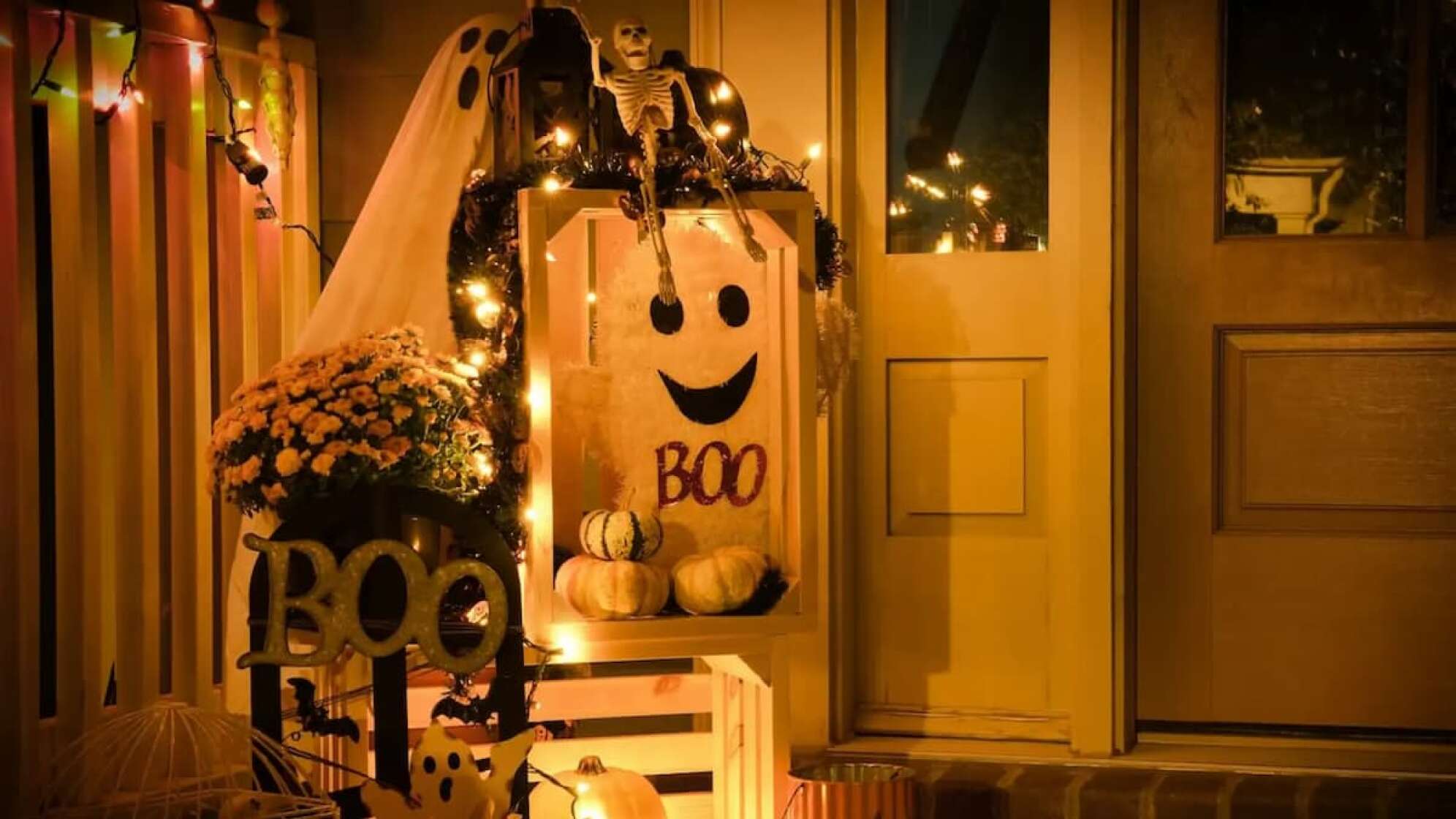 Halloween-Deko vor der Haustür