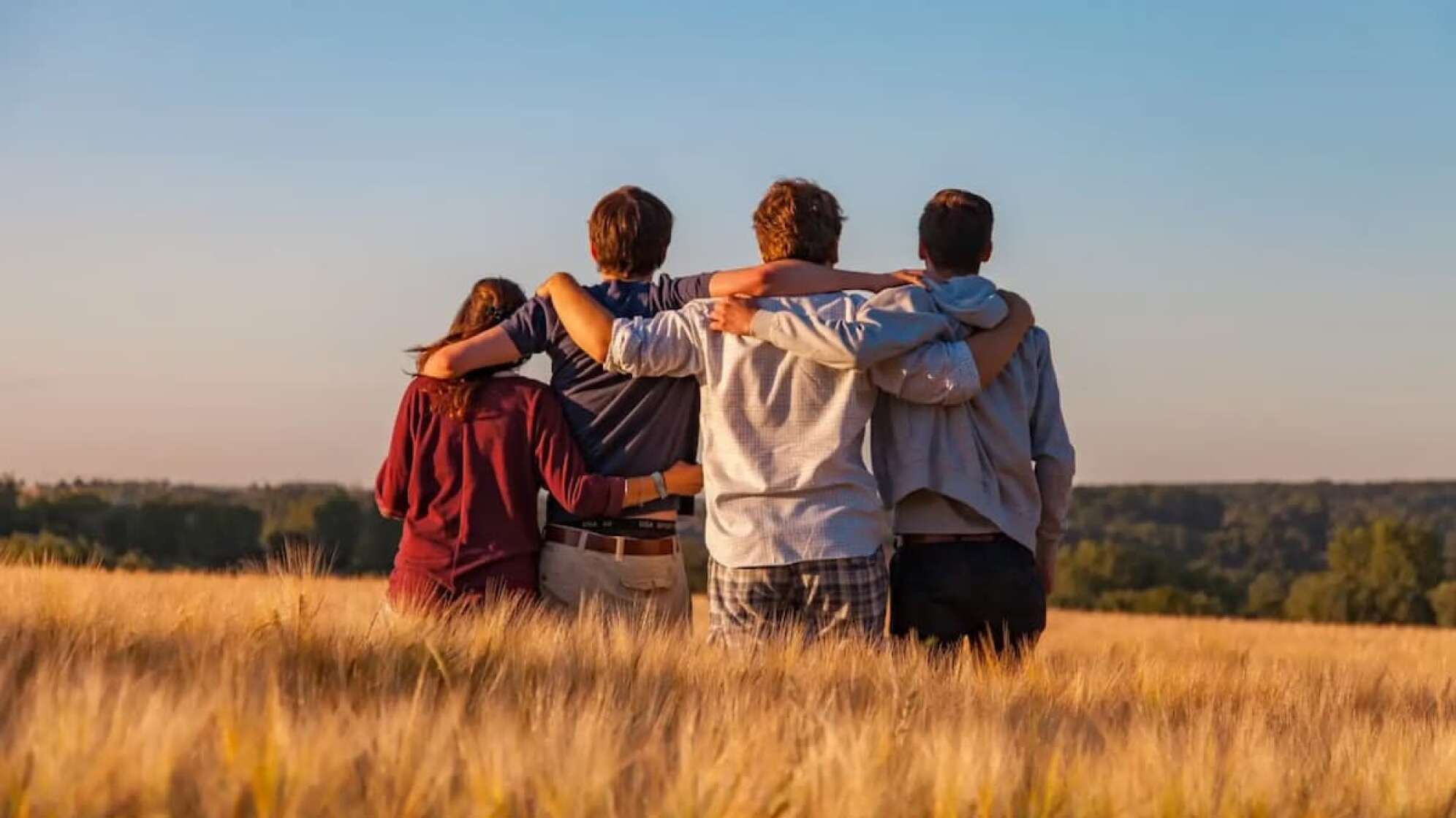 Freunde stehen im Feld