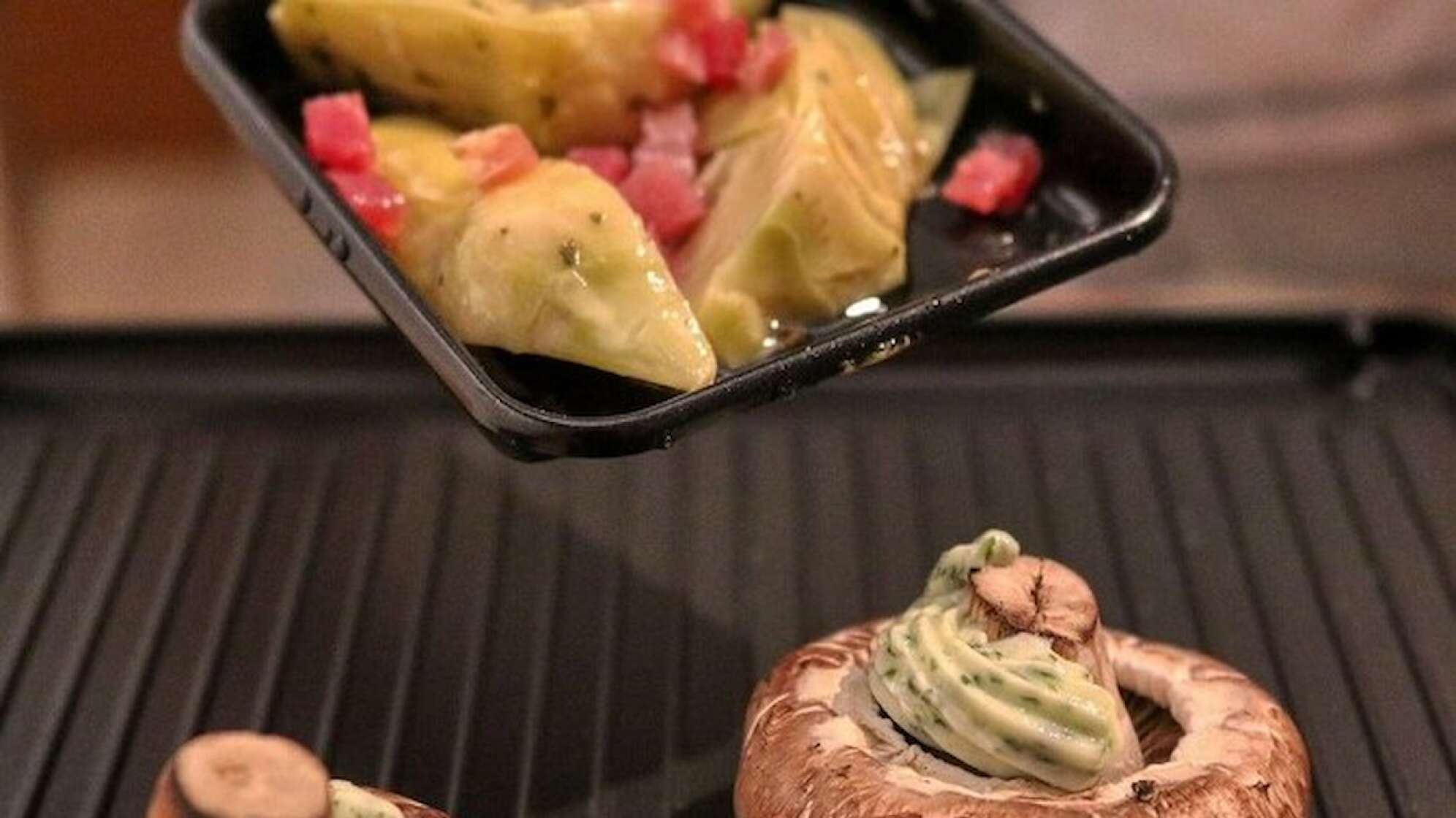 Raclette Pfännchen und Pilze