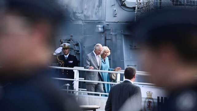 Au revoir mit Musik und Wein: Besuch der Royals endet