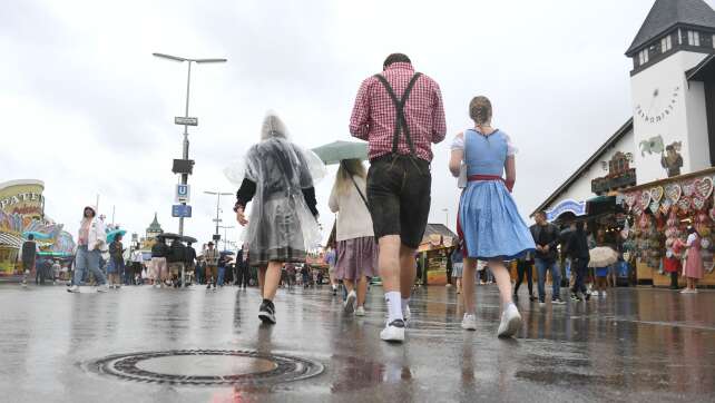 Knie verletzt: Wiesn-Besucherin will Golf-Buggy als Taxi