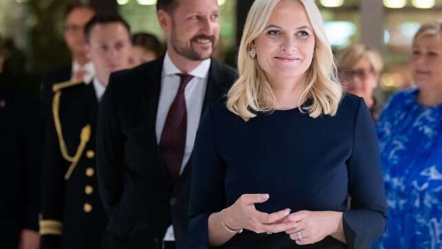 Kronprinz Haakon und Kronprinzessin Mette-Marit kommen