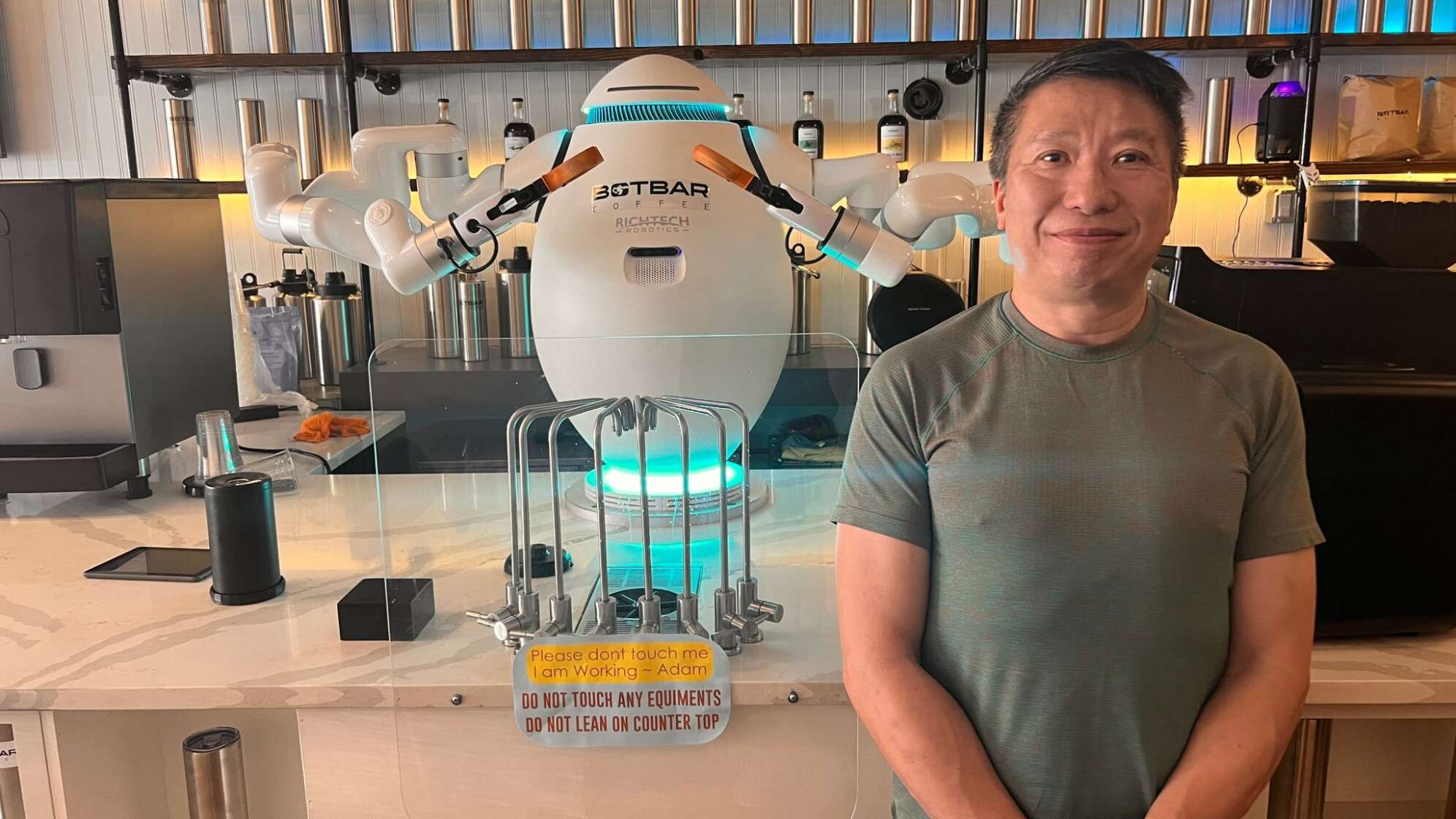 Adam macht Kaffee - Roboter-Barista in New York