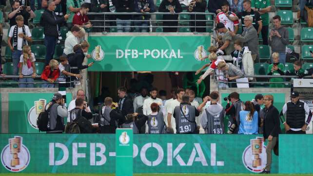Unterbrechung: Bayern-Fans werfen Tennisbälle auf Spielfeld