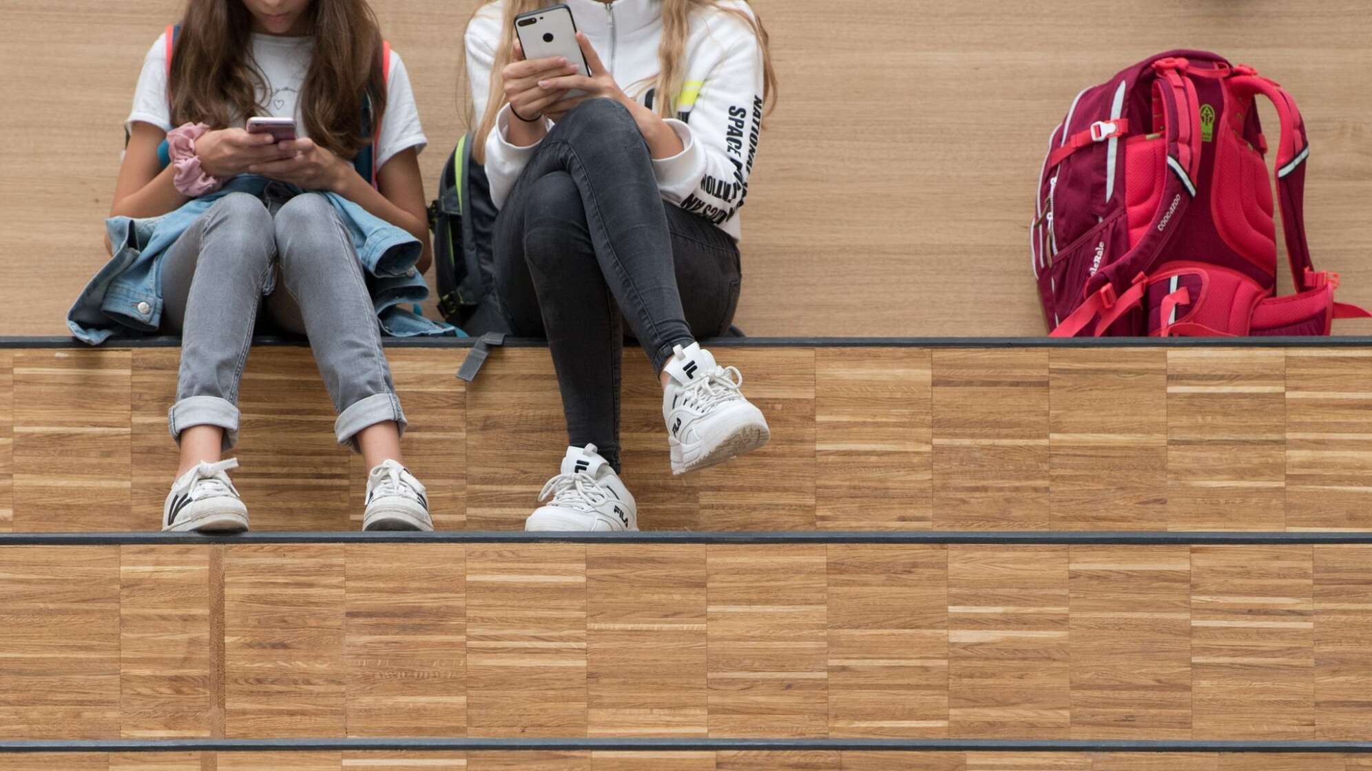 Schülerinnen mit Smartphones