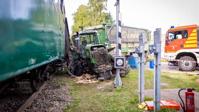 Frau nach Kollision von Traktor und Bahn in Lebensgefahr