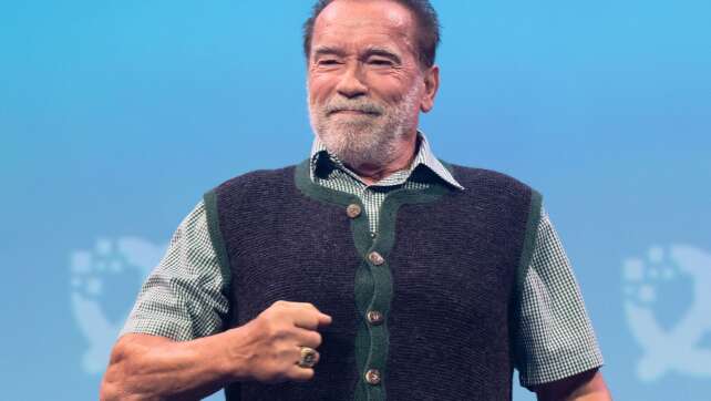 Schwarzenegger wirbt mit Schwert und Tieren für neues Buch