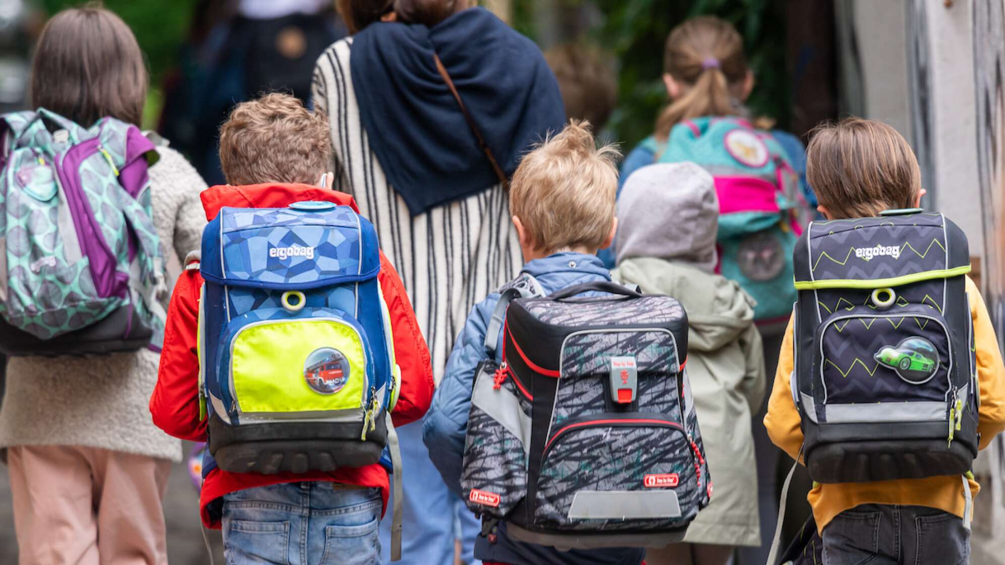 Kinder mit Schulranzen