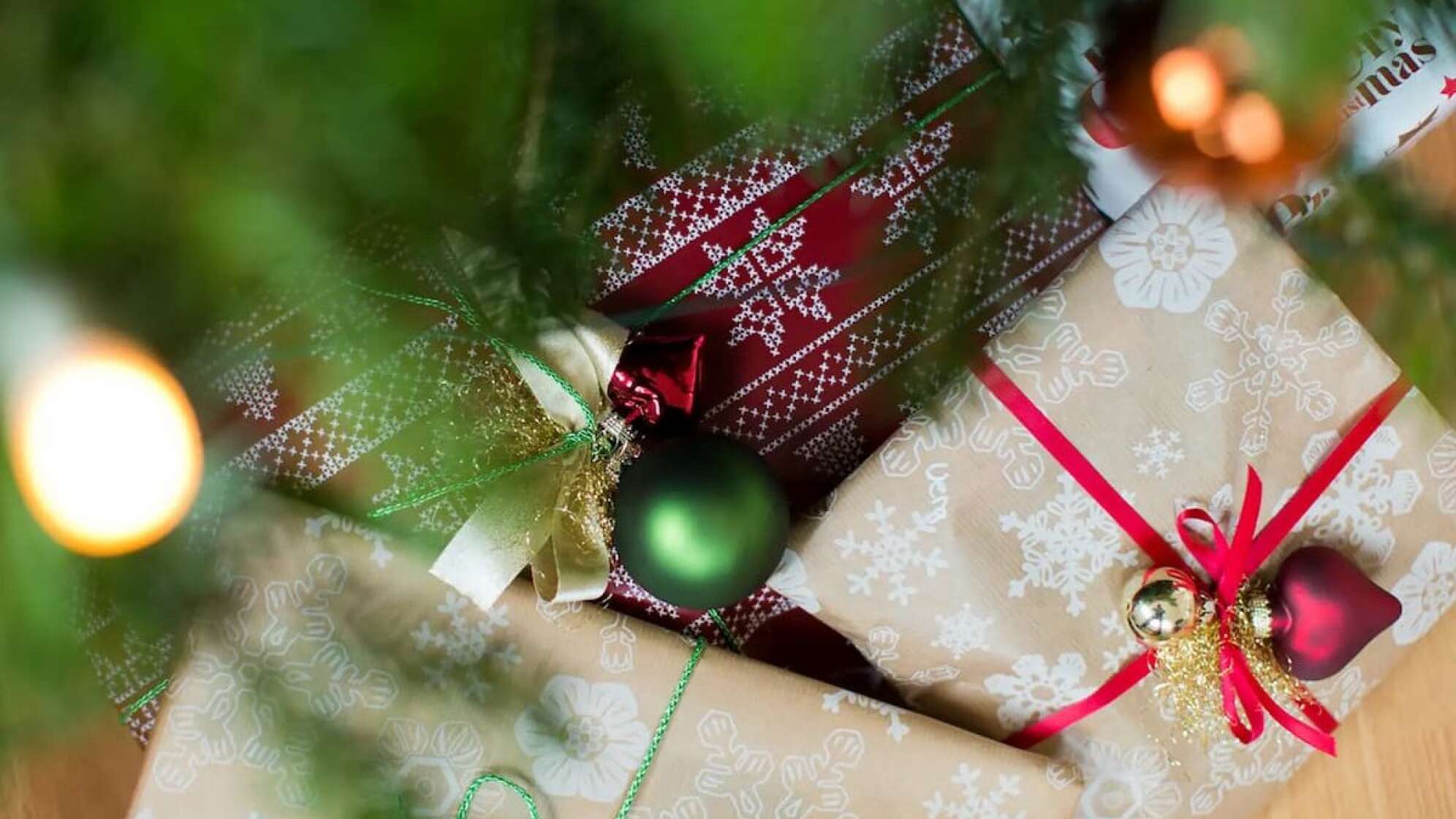 Geschenke unter Baum