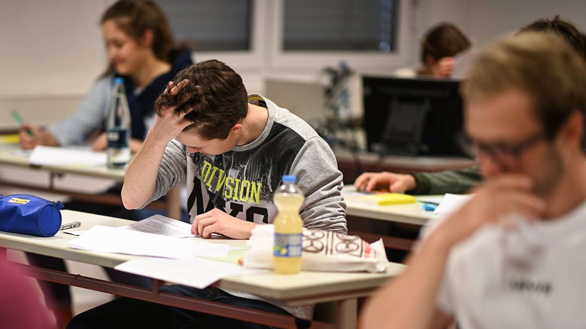 Ein Schüler in einem Klassenraum