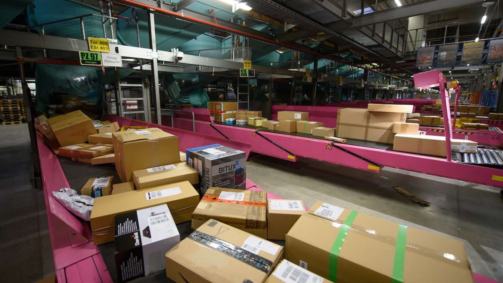 Pakete im Logistikunternehmen