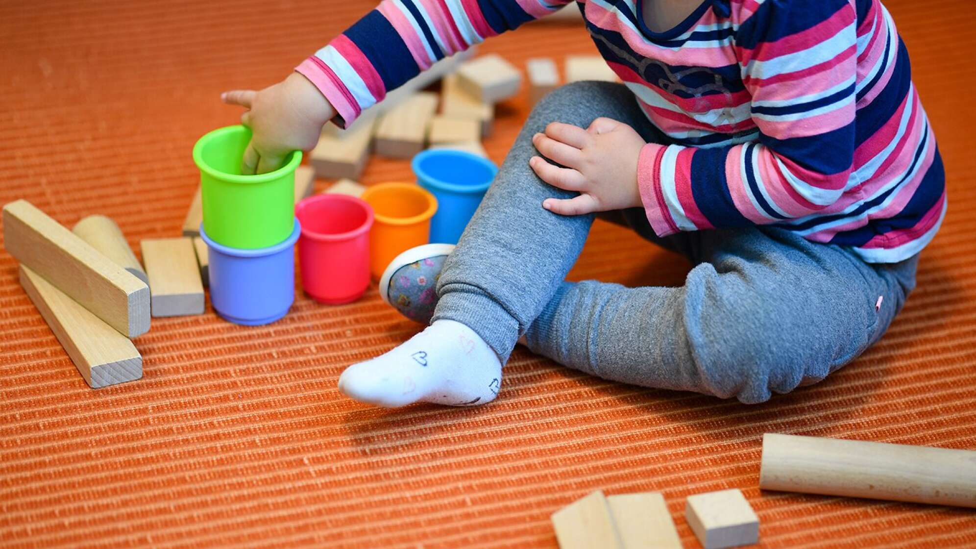 Kleinkind spielt mit Bauklötzen