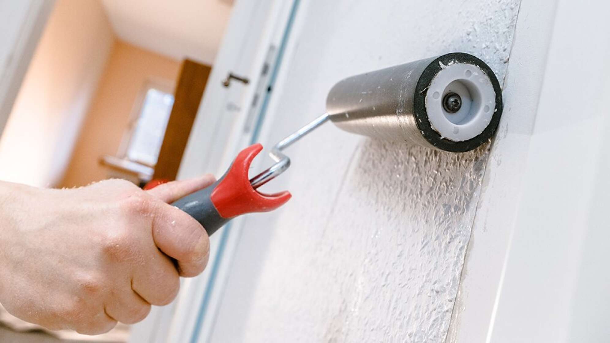 Eine Wand, die mit einem Farbroller gestrichen wird
