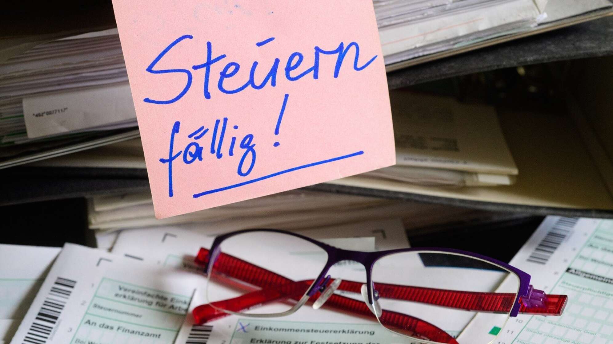 Eine Brille und Unterlagen